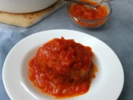 Ile kcal mają gołąbki w sosie pomidorowym?